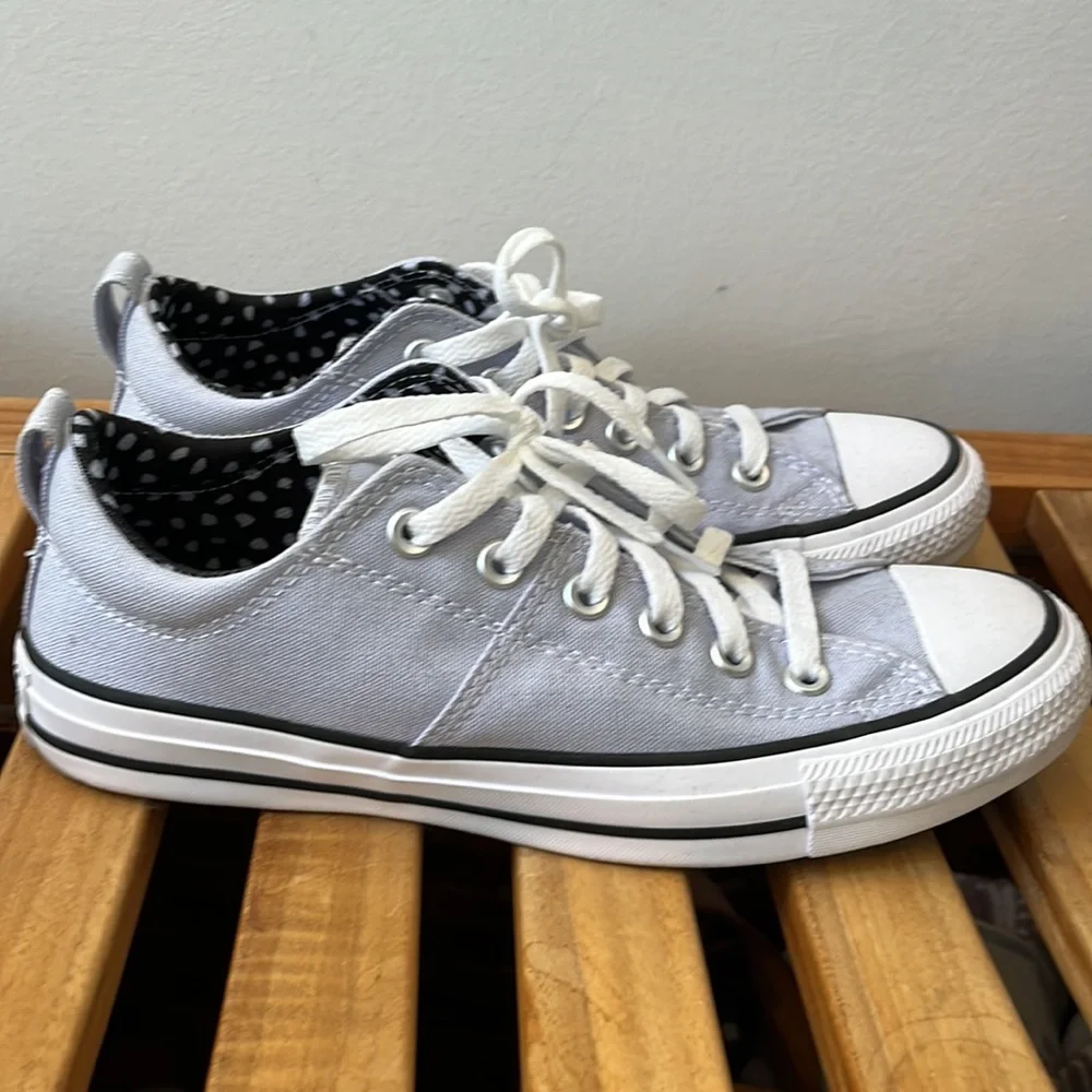 Women’s converse size 8.5 lavender sneakers used lightly excellent condition - Picture 2 of 3